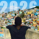 Vue d’un quartier urbain en Haïti avec le chiffre 2026, illustrant les prévisions du FMI sur la croissance économique du pays.