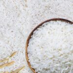 Bol de riz blanc sur fond de grains de riz en Haïti