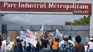 Travailleurs manifestant devant l’entrée du Parc industriel métropolitain SONAPI