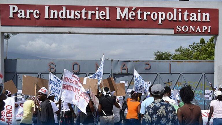 Travailleurs manifestant devant l’entrée du Parc industriel métropolitain SONAPI