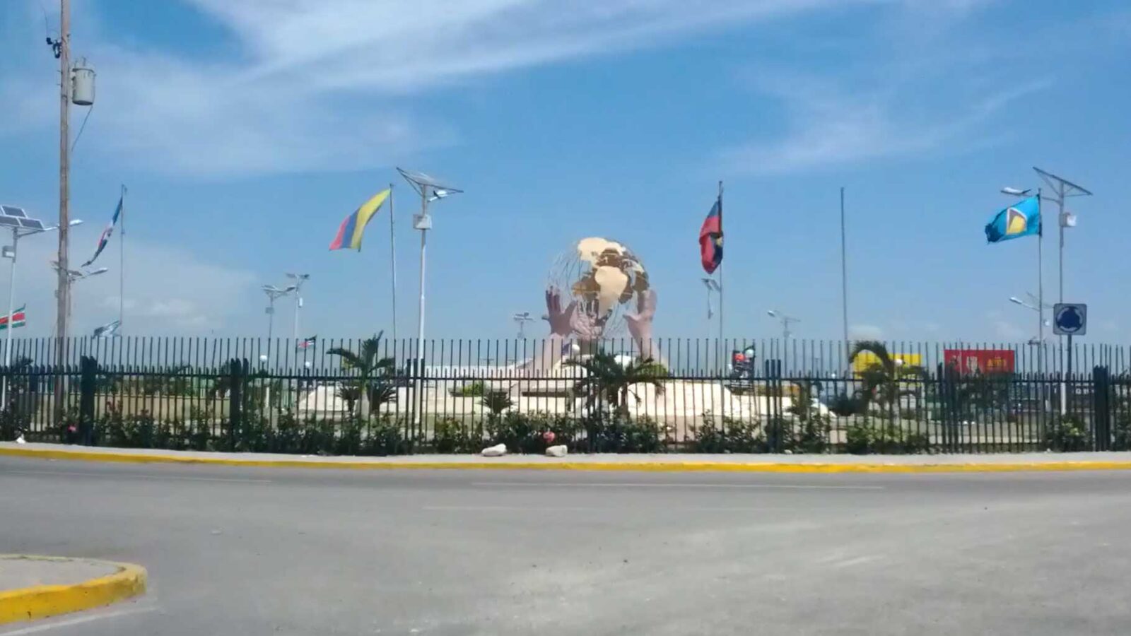 Vue de la zone de l’aéroport international Toussaint Louverture à Port-au-Prince, au cœur des préoccupations sécuritaires soulevées par des entreprises industrielles.