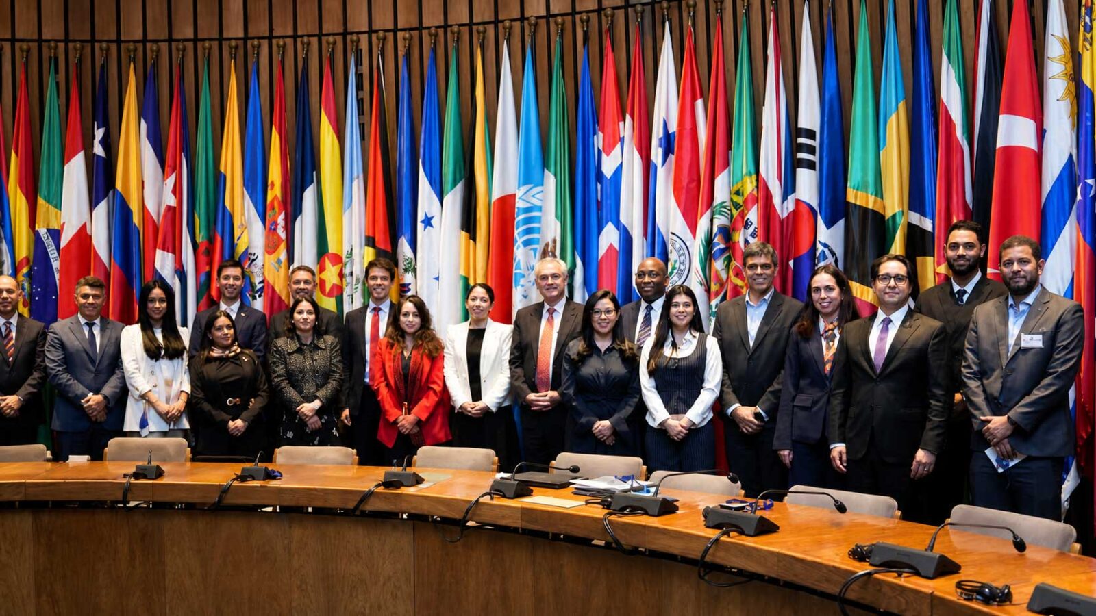 Participants à la réunion ministérielle de la Plateforme régionale de coopération fiscale pour l’Amérique latine et les Caraïbes au siège de la CEPAL.