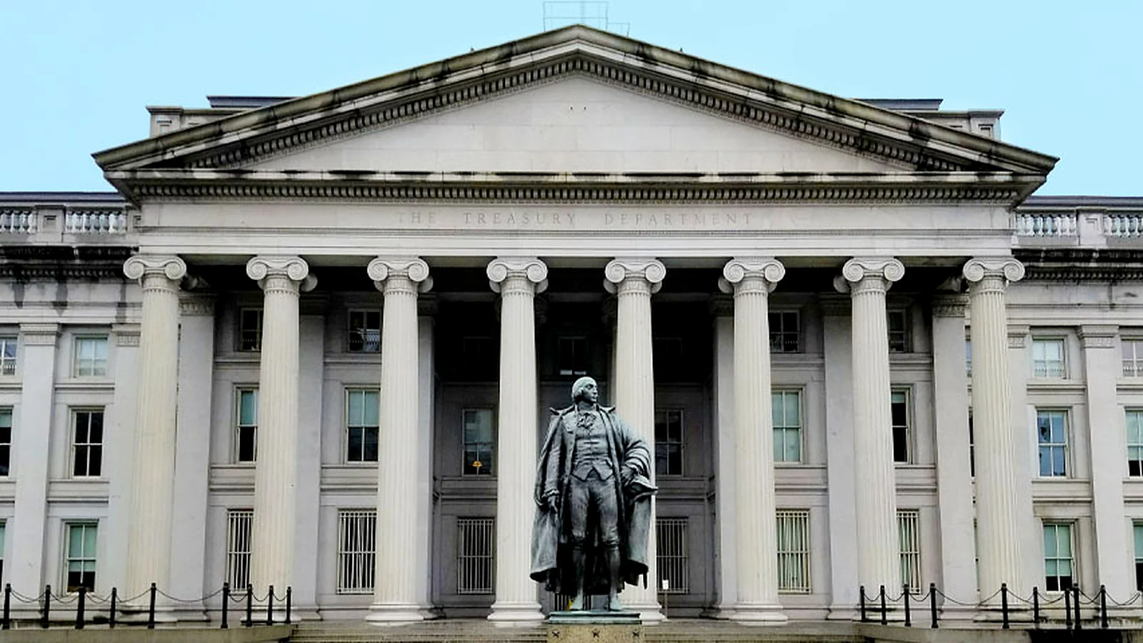 Façade du département du Trésor américain, illustrant la hausse de la dette publique des États-Unis.