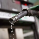 Pistolet de pompe à carburant illustrant les prix des produits pétroliers en Haïti.