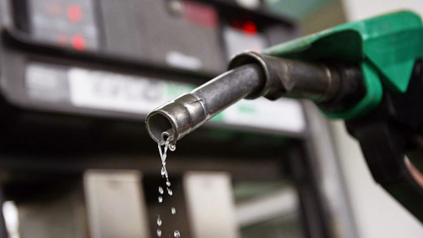 Pistolet de pompe à carburant illustrant les prix des produits pétroliers en Haïti.