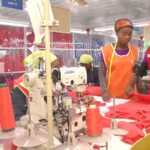Ouvriers dans une usine textile en Haïti, un secteur concerné par la hausse du salaire minimum à 1 000 gourdes par jour.