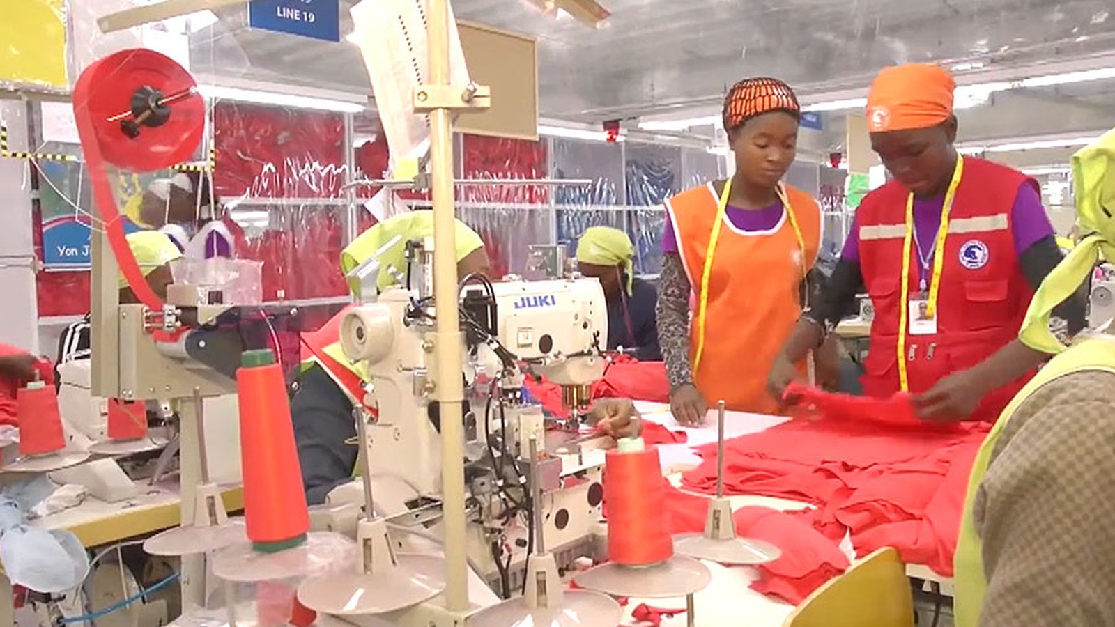 Ouvriers dans une usine textile en Haïti, un secteur concerné par la hausse du salaire minimum à 1 000 gourdes par jour.