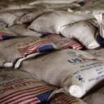 Sacs de riz importé portant le logo USAID, illustrant l’aide alimentaire et ses effets sur la production nationale en Haïti.