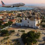 Vue aérienne de Cap-Haïtien avec un avion d’American Airlines, illustrant la reprise des vols vers Haïti.