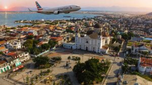 Vue aérienne de Cap-Haïtien avec un avion d’American Airlines, illustrant la reprise des vols vers Haïti.