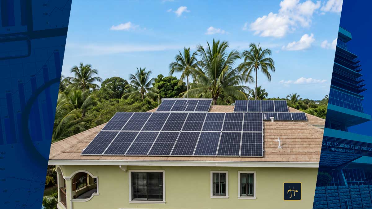 Maison équipée de panneaux solaires entourée de cocotiers, illustrant les solutions solaires individuelles en Haïti.