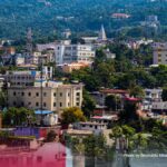 Vue urbaine de Port-au-Prince illustrant la fragilité de la reprise économique en Haïti
