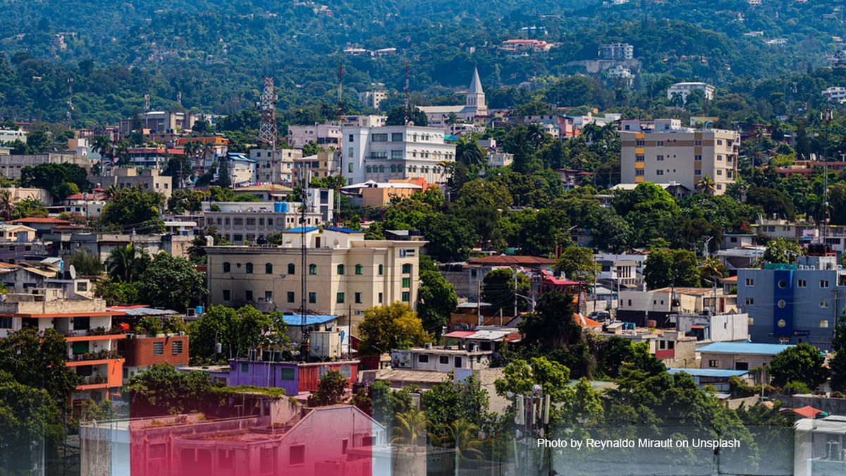 Vue urbaine de Port-au-Prince illustrant la fragilité de la reprise économique en Haïti
