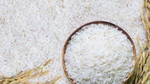 Grains de riz blanc dans un bol, illustrant la hausse des prix mondiaux du riz selon la FAO.