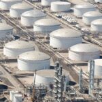 Réservoirs de stockage de pétrole illustrant la réserve stratégique américaine.