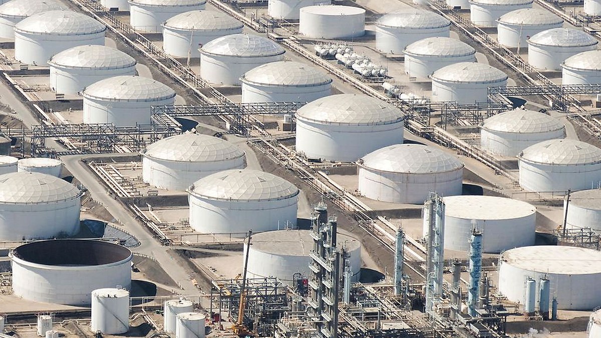 Réservoirs de stockage de pétrole illustrant la réserve stratégique américaine.