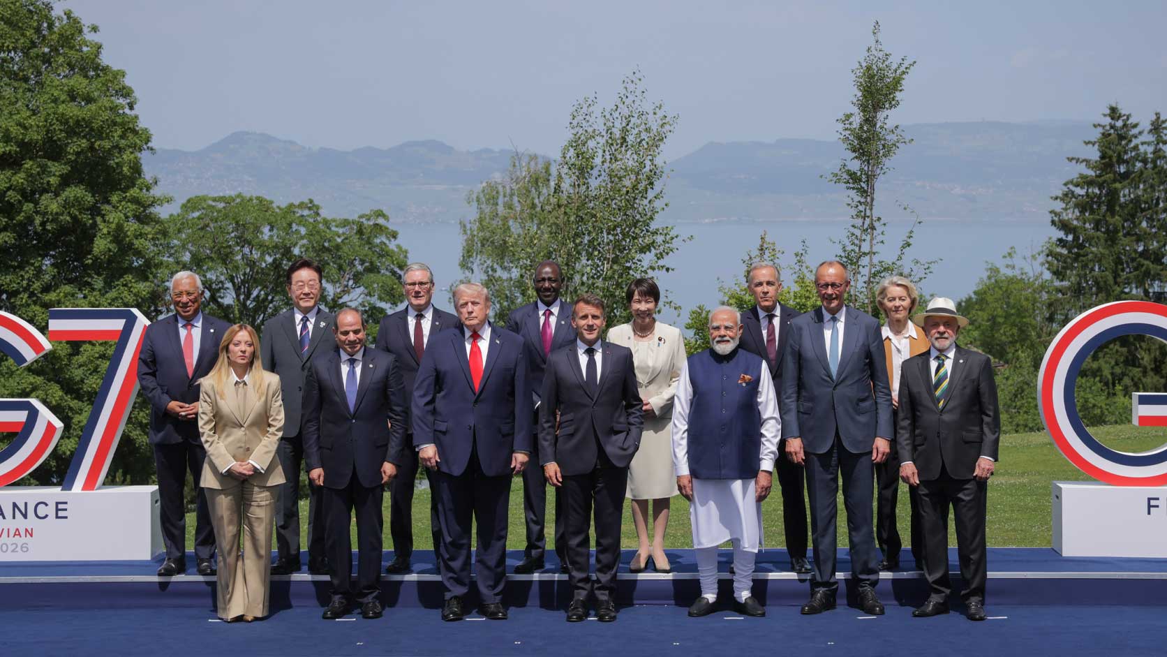 Dirigeants et invités internationaux posant lors du sommet du G7 2026 à Évian, en France.
