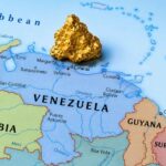 Carte du Venezuela et de la région caraïbe avec une pépite d’or, illustrant l’opération militaire dans une zone aurifère stratégique.