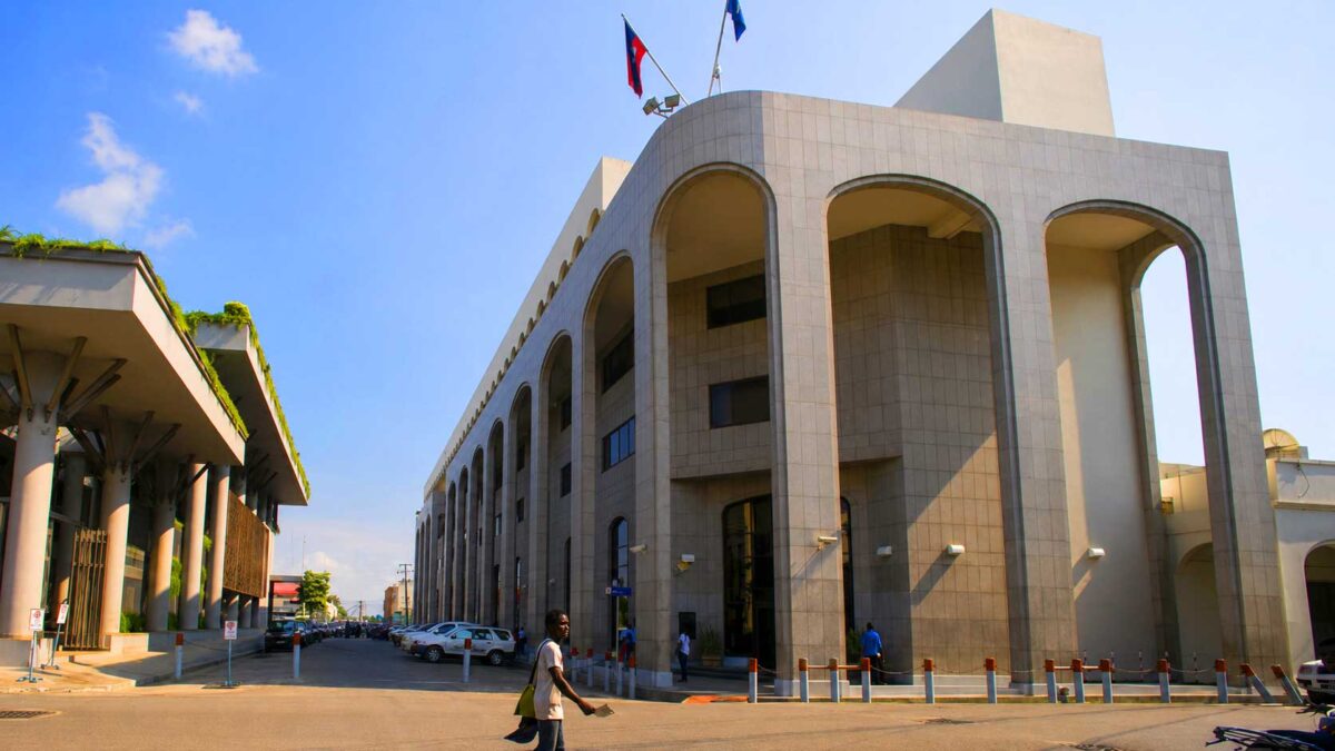 Vue extérieure du siège de la Banque de la République d’Haïti à Port-au-Prince, avec sa façade monumentale et ses grandes arches.