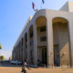 Vue extérieure du siège de la Banque de la République d’Haïti à Port-au-Prince, avec sa façade monumentale et ses grandes arches.