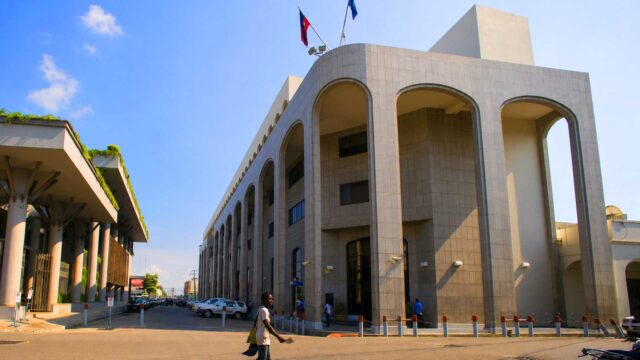 Vue extérieure du siège de la Banque de la République d’Haïti à Port-au-Prince, avec sa façade monumentale et ses grandes arches.
