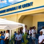 Ouverture de la nouvelle succursale de la Banque Nationale de Crédit aux Côteaux, avec des employés, des invités et des membres de la communauté réunis devant l’agence.