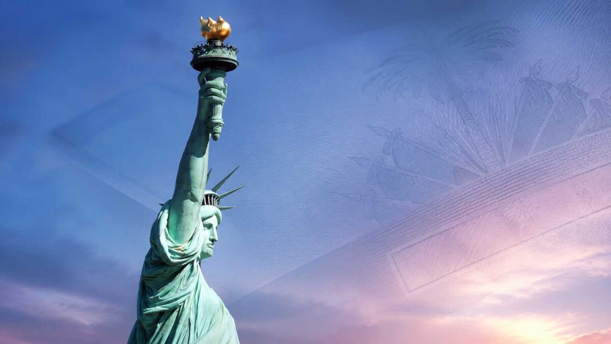 Statue de la Liberté sur fond bleu et rose avec un motif de monnaie haïtienne, illustrant la fin du TPS pour les Haïtiens.