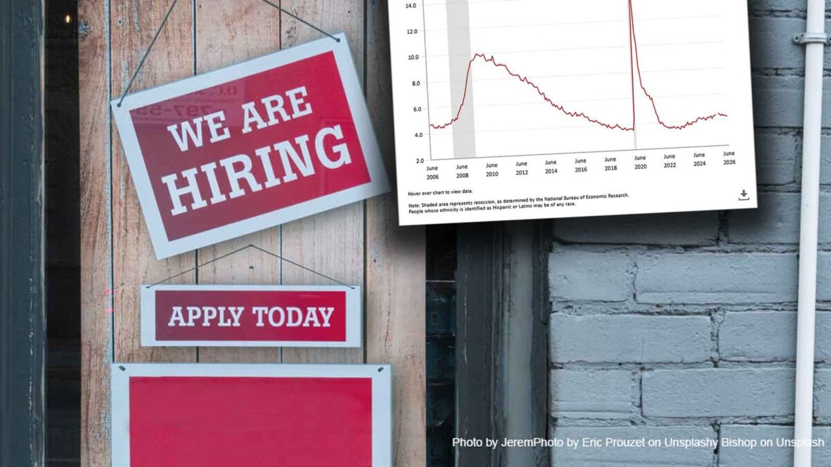 Panneau “We are hiring” accompagné d’un graphique illustrant l’évolution du chômage aux États-Unis
