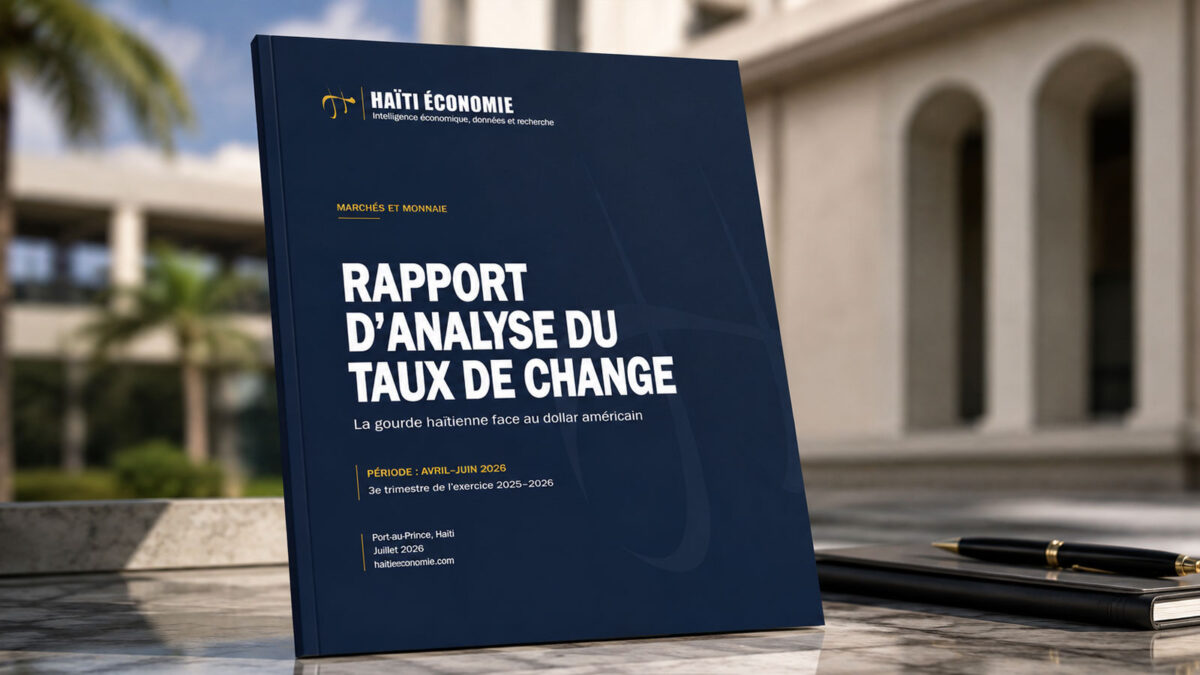 Couverture du rapport d’analyse du taux de change de Haïti Économie, présentée sur un bureau, portant sur la gourde haïtienne face au dollar américain pour la période avril à juin 2026.
