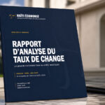 Couverture du rapport d’analyse du taux de change de Haïti Économie, présentée sur un bureau, portant sur la gourde haïtienne face au dollar américain pour la période avril à juin 2026.