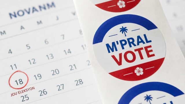 Autocollants « M’pral Vote » aux couleurs d’Haïti posés sur un calendrier avec une date d’élection entourée.