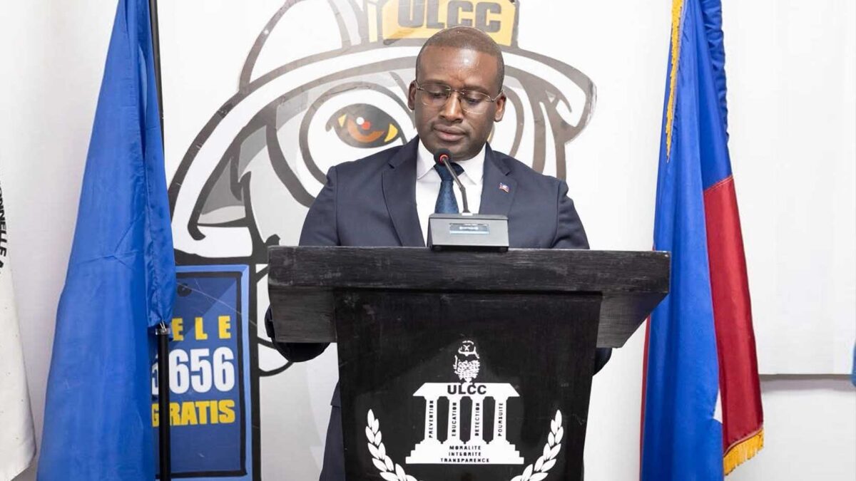 Responsable de l’ULCC s’exprimant à un podium lors d’une cérémonie officielle en Haïti