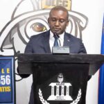 Responsable de l’ULCC s’exprimant à un podium lors d’une cérémonie officielle en Haïti