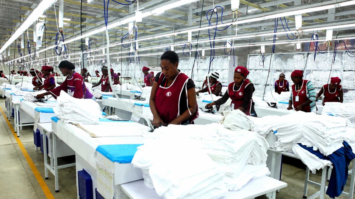 Ouvrières dans une usine textile en Haïti.