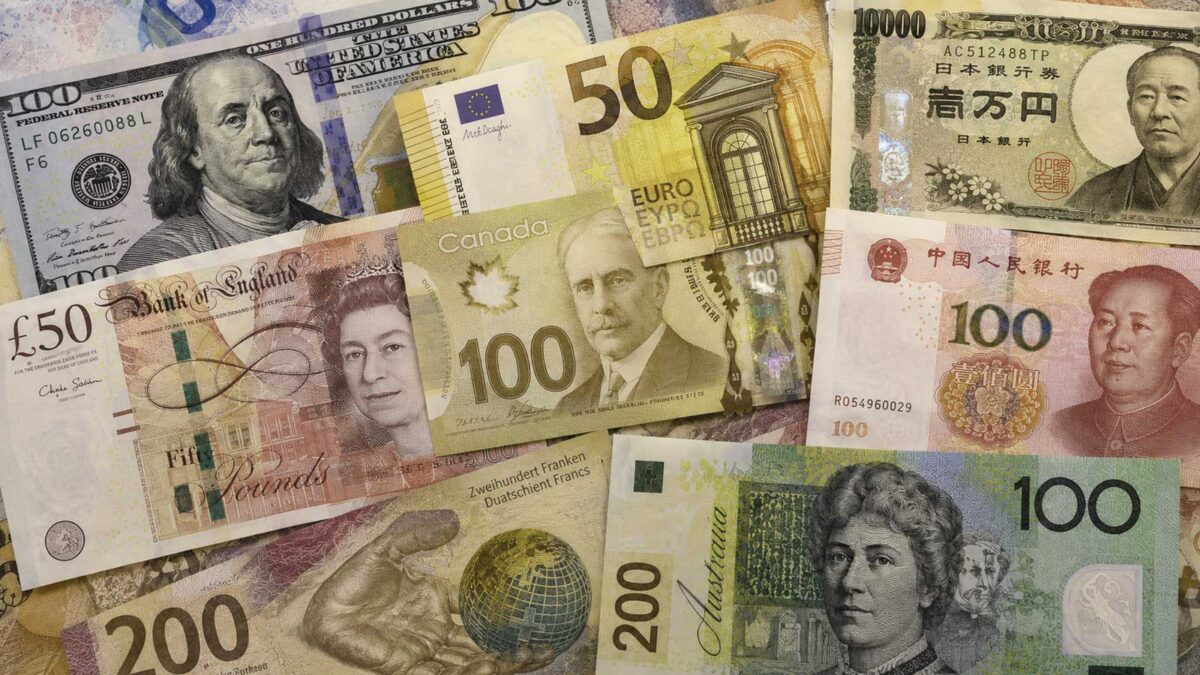 Billets en dollars, euros, yens, livres sterling, dollars canadien et australien, renminbis et francs suisses autour d’une flèche illustrant l’évolution des réserves de change.