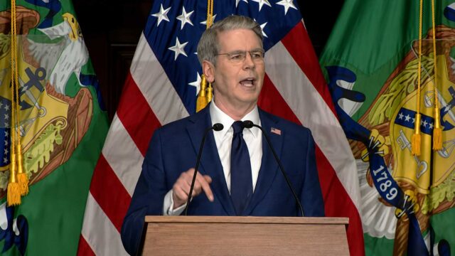 Un responsable américain s’exprime devant des drapeaux des États-Unis et du département du Trésor lors d’une annonce liée aux sanctions contre l’Iran.