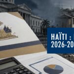 Illustration du budget 2026-2027 d’Haïti avec des documents budgétaires, une calculatrice, le drapeau haïtien et un contraste entre institutions publiques et quartiers populaires.