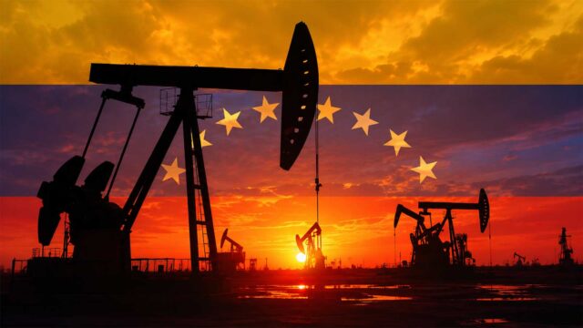 Pompes à pétrole au Venezuela sur fond de drapeau vénézuélien au coucher du soleil.