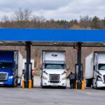 Camions de transport faisant le plein de diesel dans une station-service, alors que les tensions mondiales sur l’approvisionnement en diesel suscitent des inquiétudes pour Haïti.