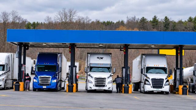 Camions de transport faisant le plein de diesel dans une station-service, alors que les tensions mondiales sur l’approvisionnement en diesel suscitent des inquiétudes pour Haïti.
