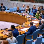 Vue d’une séance du Conseil de sécurité des Nations unies à New York, avec plusieurs représentants réunis autour de la table.