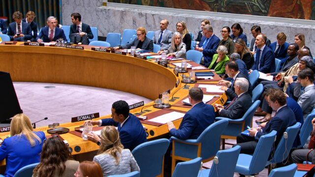 Vue d’une séance du Conseil de sécurité des Nations unies à New York, avec plusieurs représentants réunis autour de la table.